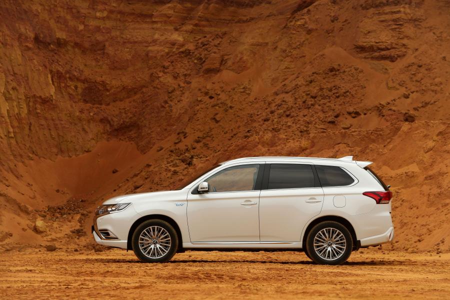  Mitsubishi Outlander PHEV 2018 года  (WW) (фото 24 из 43)